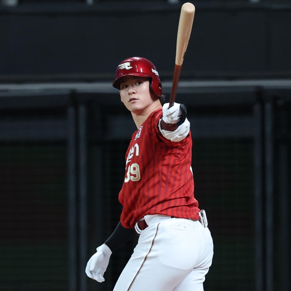 楽天・伊藤裕季也、カッコよすぎる確信弾の“決めポーズ”に反響 高々と
