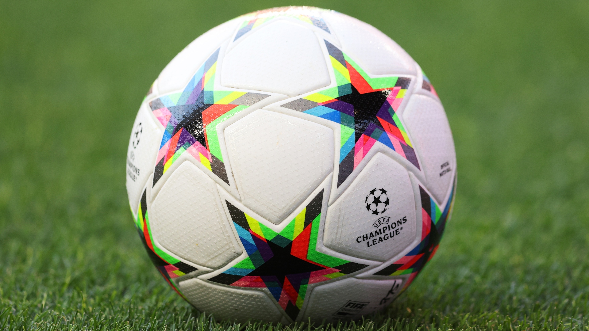 Gana un balón de un partido de la UEFA Champions League 23/24 con