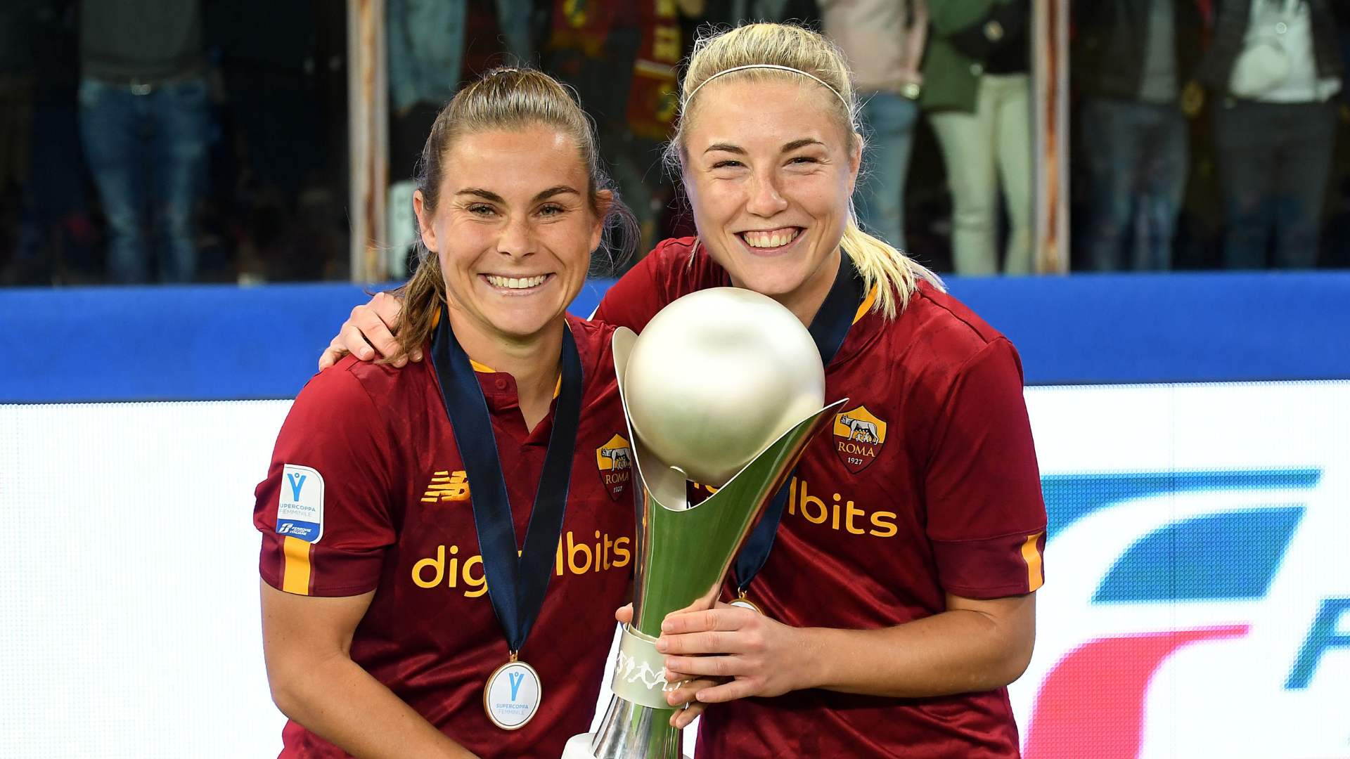 Emilie Haavi della Roma con la Supercoppa vinta