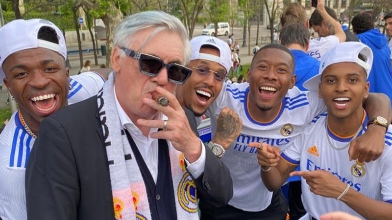 Carlo Ancelotti y el puro: la épica foto fumando en la celebración de LaLiga 2022 con el Real Madrid