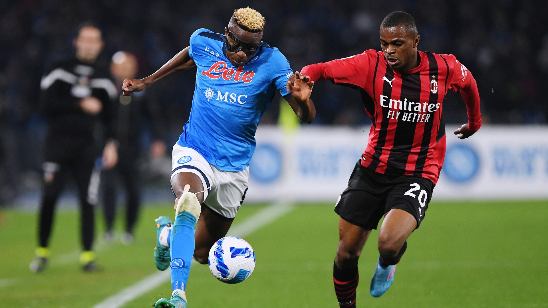 Il difensore del Milan Kalulu contrasta l'attaccante del Napoli Osimhen in Serie A TIM