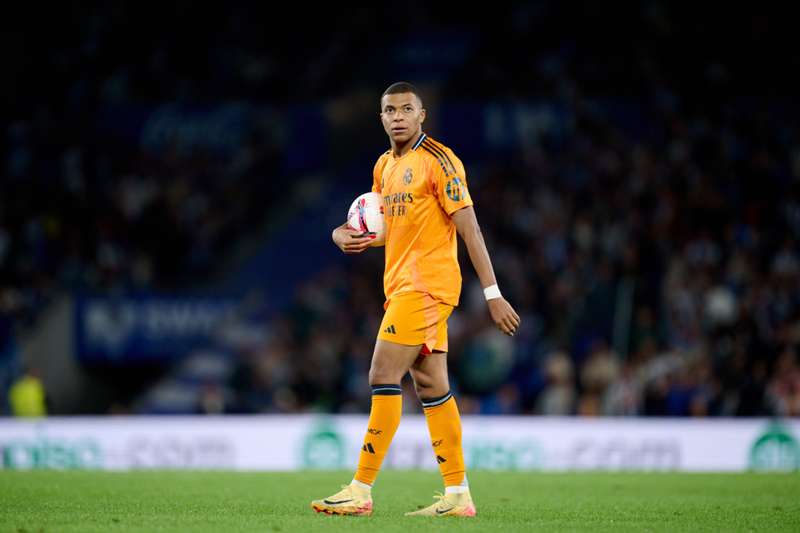 Kylian Mbappé y su detallazo con un recogepelotas de la Real Sociedad: ¡le regaló su camiseta y la reacción lo dice todo!