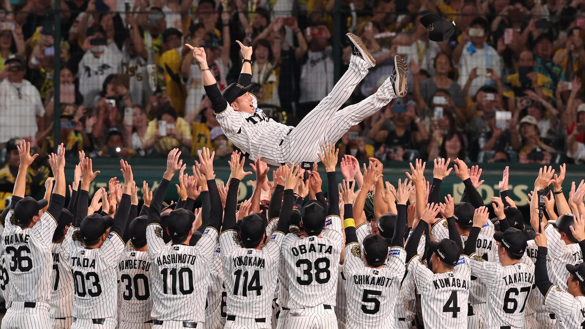 阪神が接戦制し史上最速優勝！藤川球児監督が宙を舞う｜阪神×広島