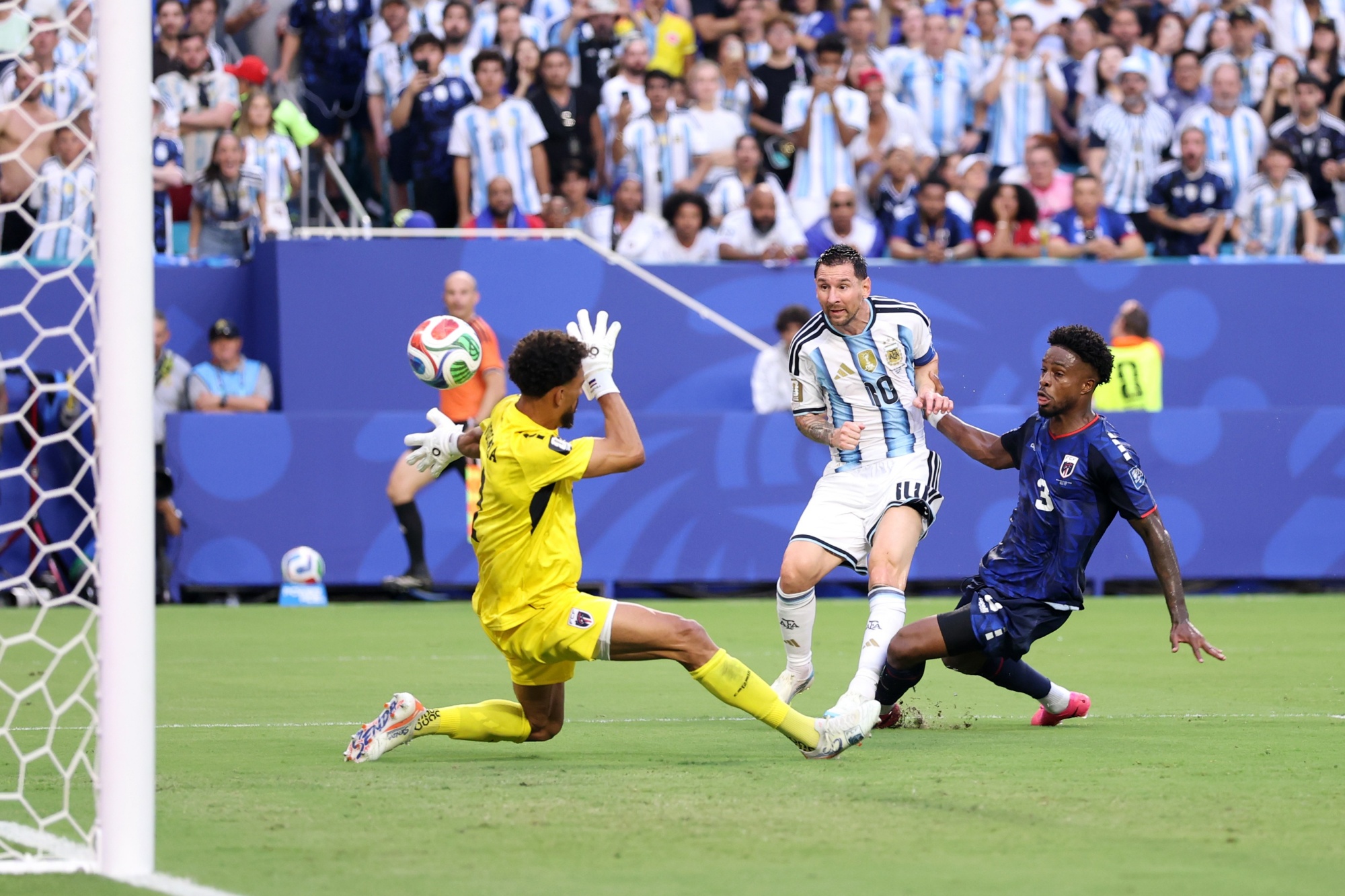神の子”メッシがW杯通算20ゴール目に到達！…巧みなトラップから左足で