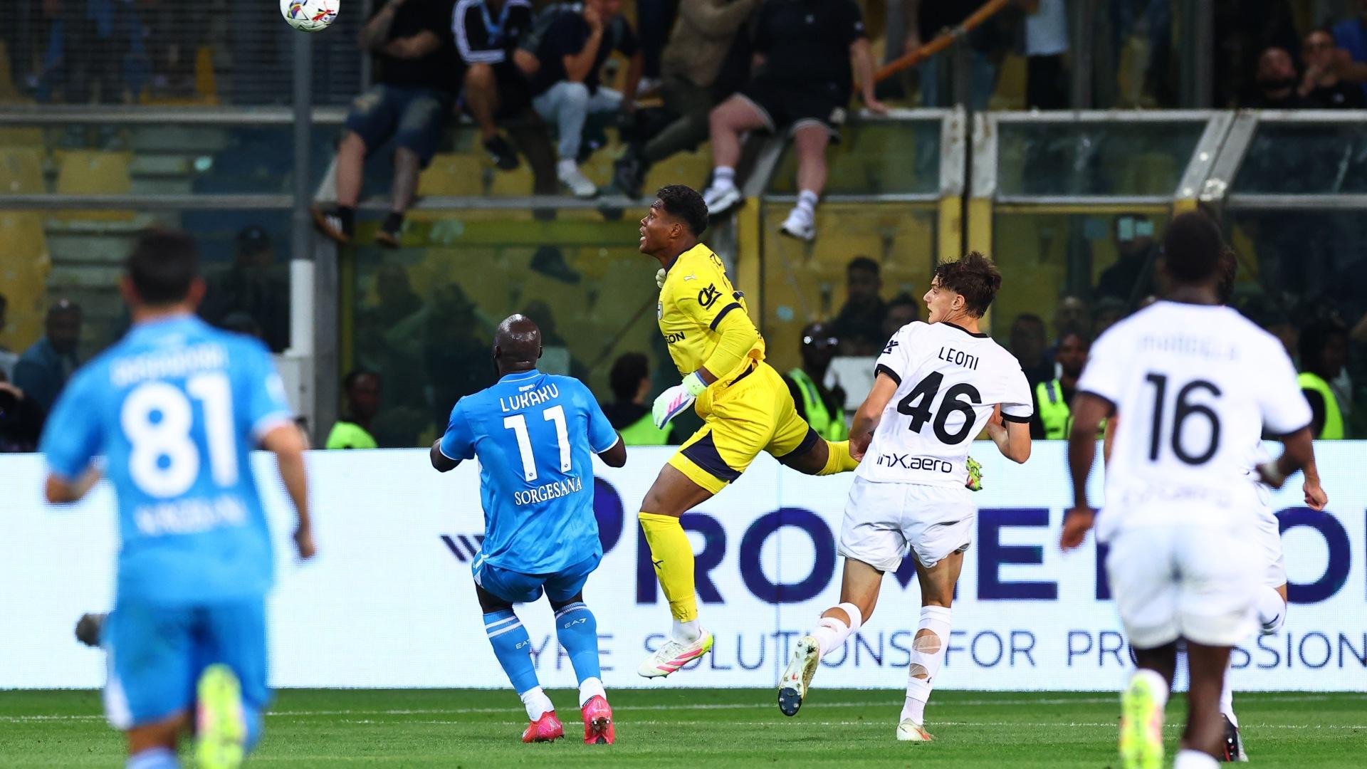 スズキが飛んだ」首位ナポリから勝ち点奪取に貢献！パルマGK鈴木彩艶に