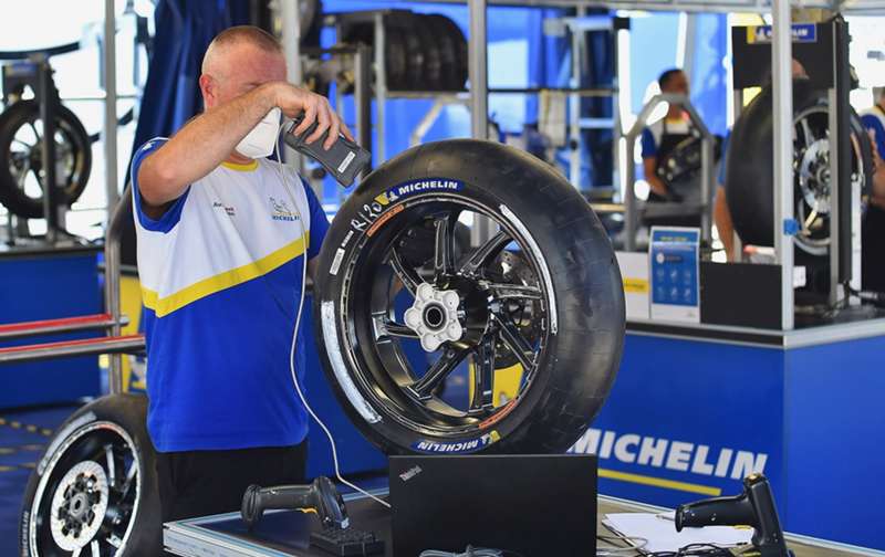 Michelin se defiende de los ataques tras su polémica temporada en MotoGP: "No invertimos millones para que nos acusen"