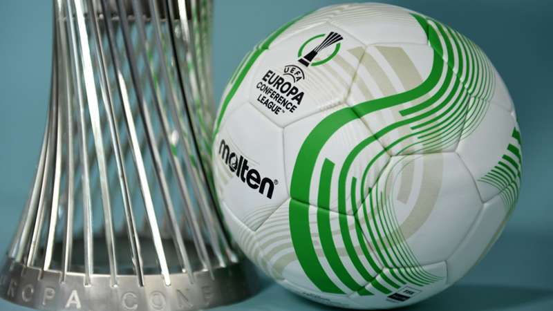 Pallone ufficiale e dettaglio del trofeo della UEFA Europa Conference League