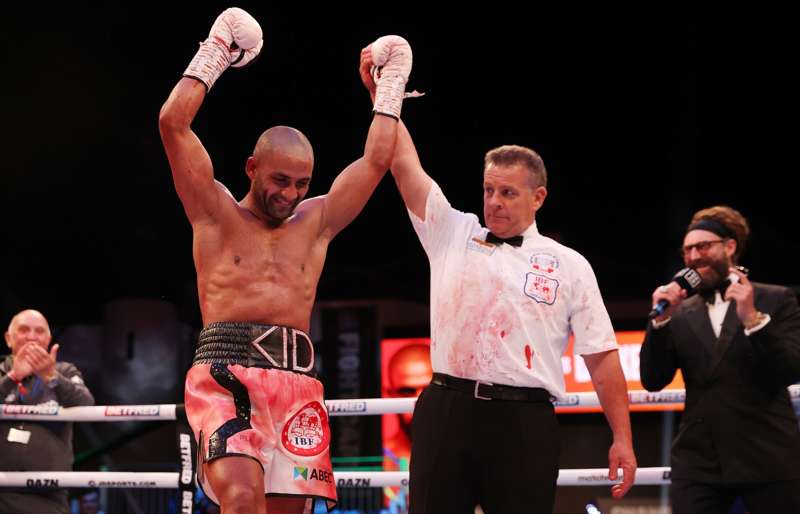 Kid Galahad detuvo a Jazza Dickens y se convirtió en campeón del mundo