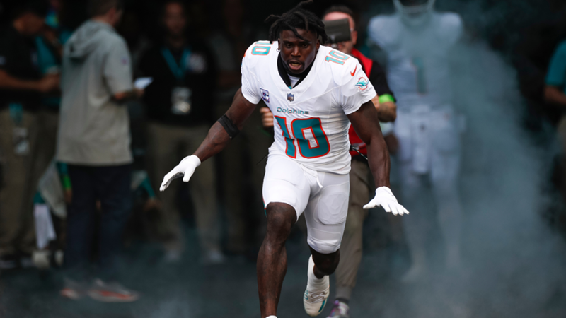 ¡Tyreek Hill es indestructible! La increíble reacción del receptor de los Miami Dolphins tras sufrir una posible lesión de rodilla ante los Tennessee Titans