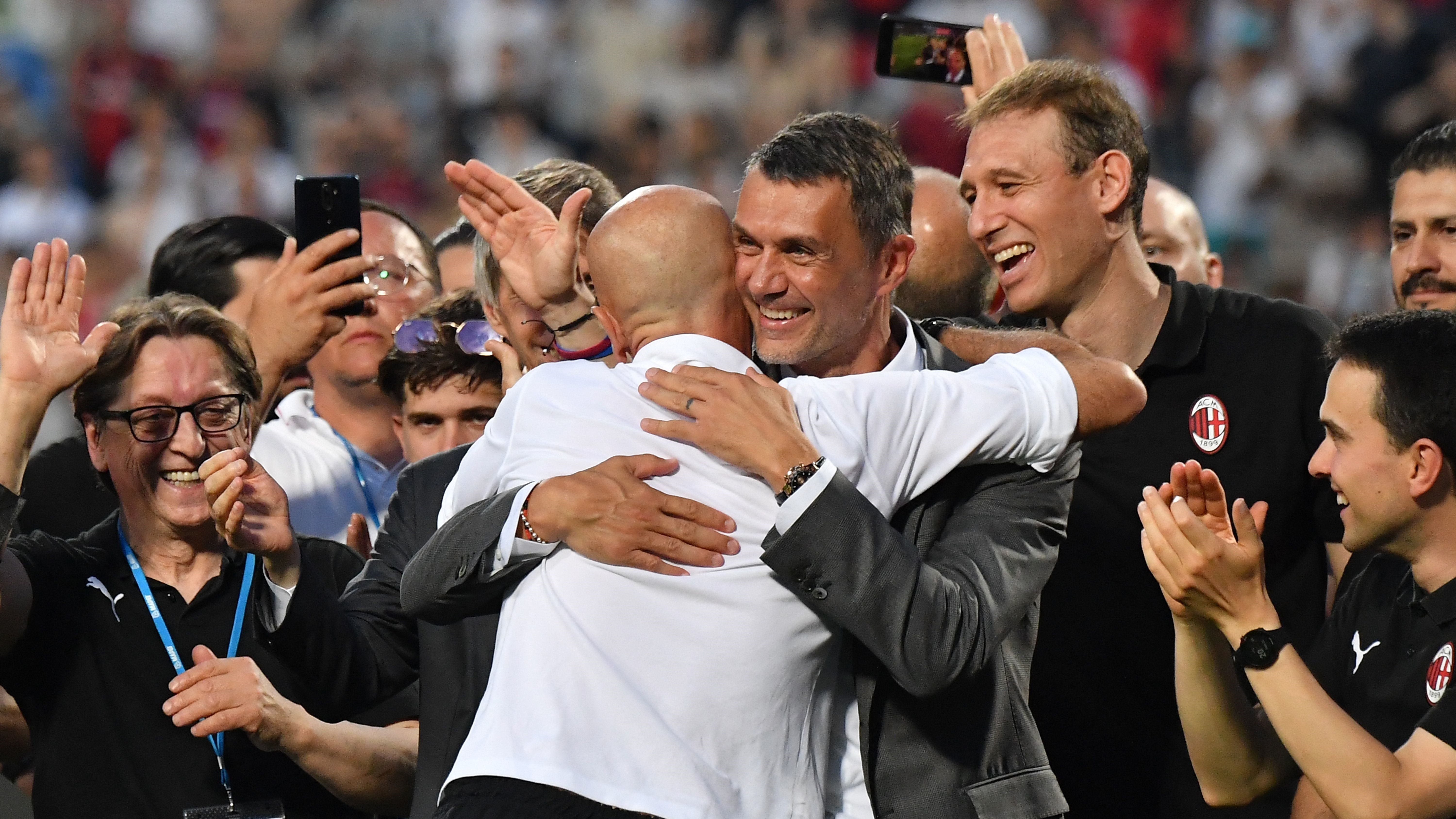 Stefano Pioli e Paolo Maldini festeggiano lo Scudetto del Milan.jpg