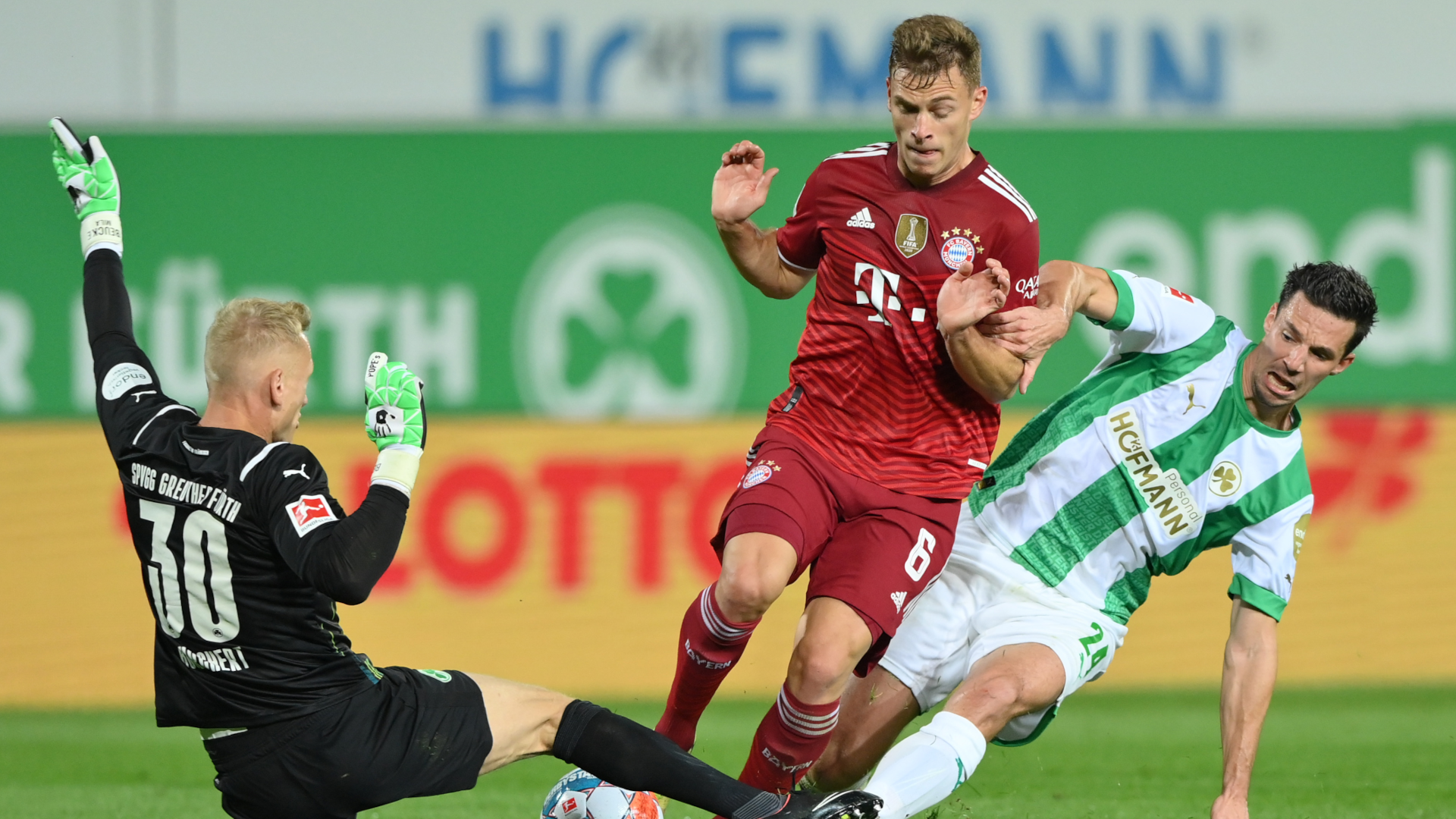 Joshua Kimmich Sascha Burchert Nick Viergever FC Bayern Greuther Fürth Bundesliga 24092021