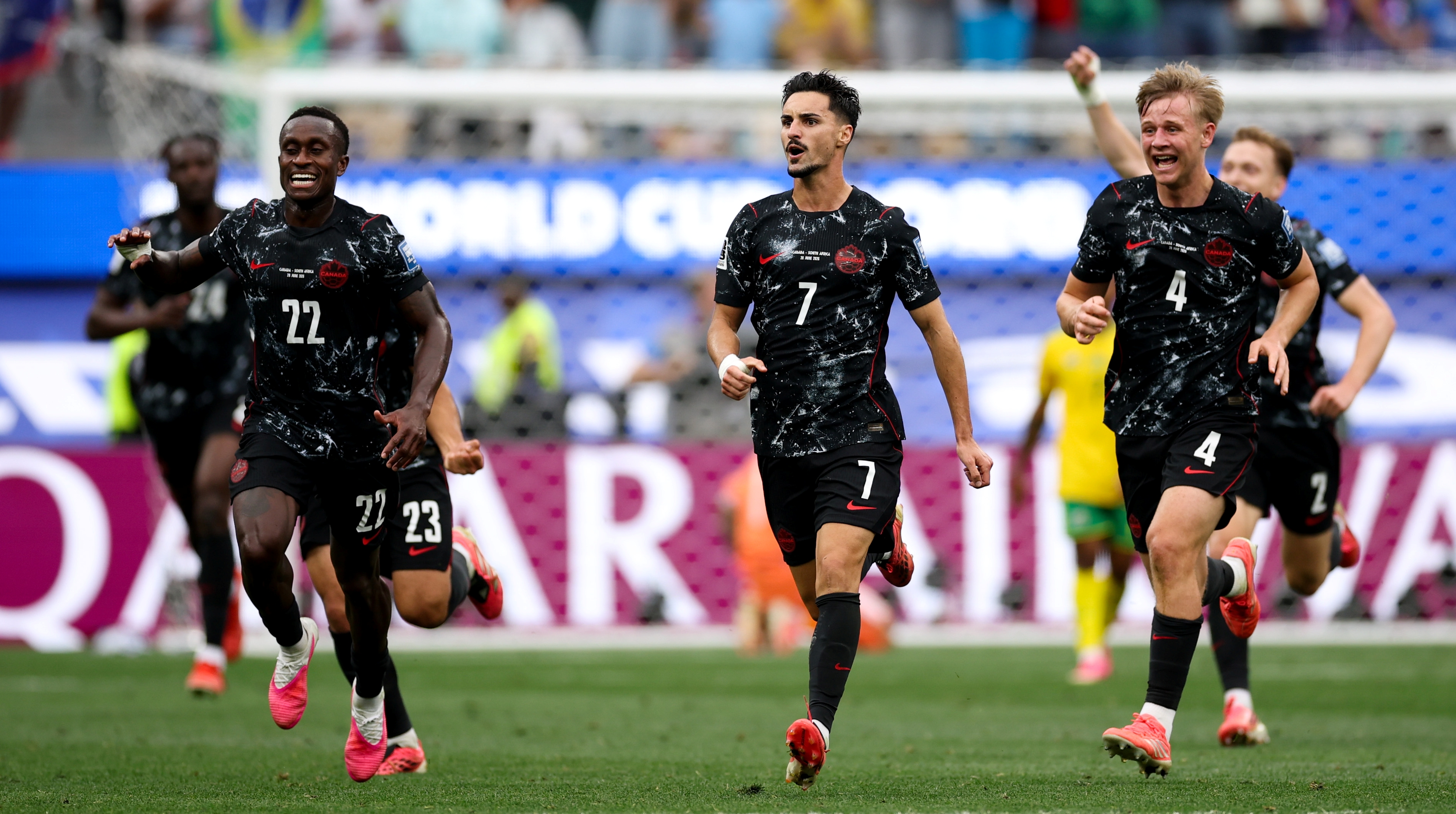 北中米W杯】カナダ、終盤にエウスタキオがミドル弾を決め南アフリカ
