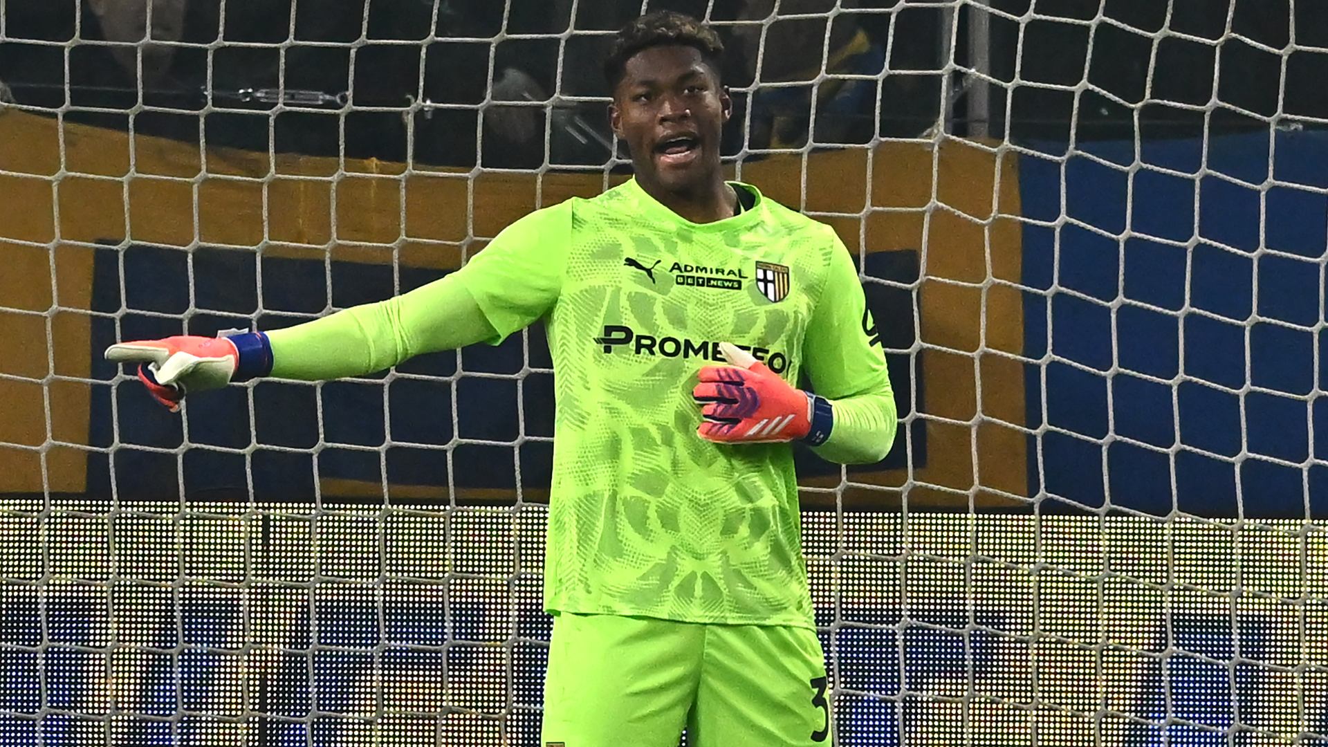 移籍情報】パルマ、長期離脱の鈴木彩艶の代役GKの獲得を加速か…名物