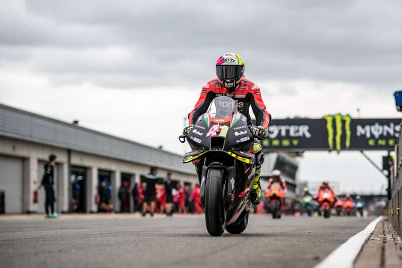 Aleix Espargaró, emocionado después de su primer podio con Aprilia en MotoGP: "He llorado en la pista"