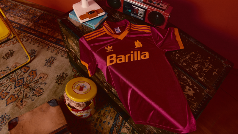 Roma e adidas presentano la collezione ispirata al 1993: torna il Lupetto sul cuore