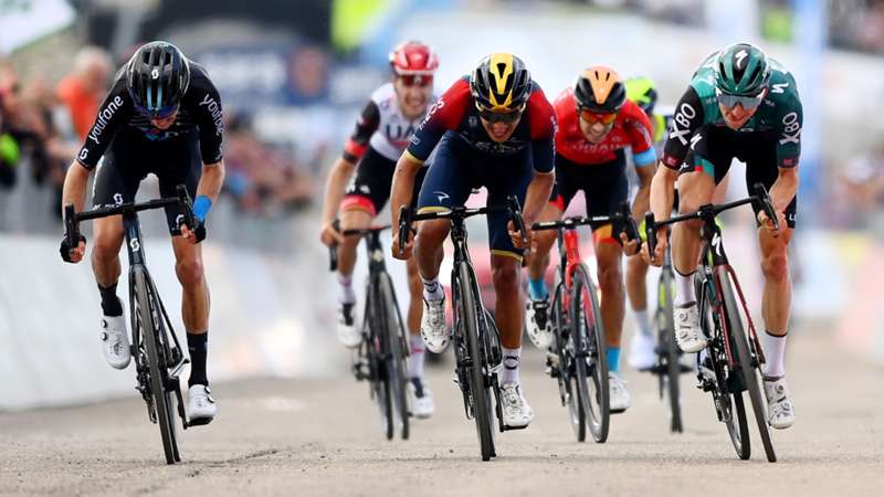 Giro d'Italia 2022, 9a tappa, Jai Hindley, Romain Bardet e Richard Carapaz al traguardo sul Blockhaus