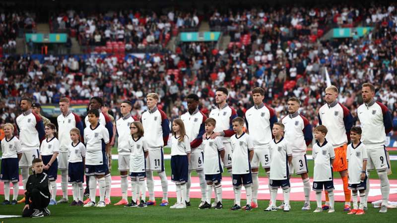 Peter Crouch suggests little-used England player should get more time if they don't change tactics