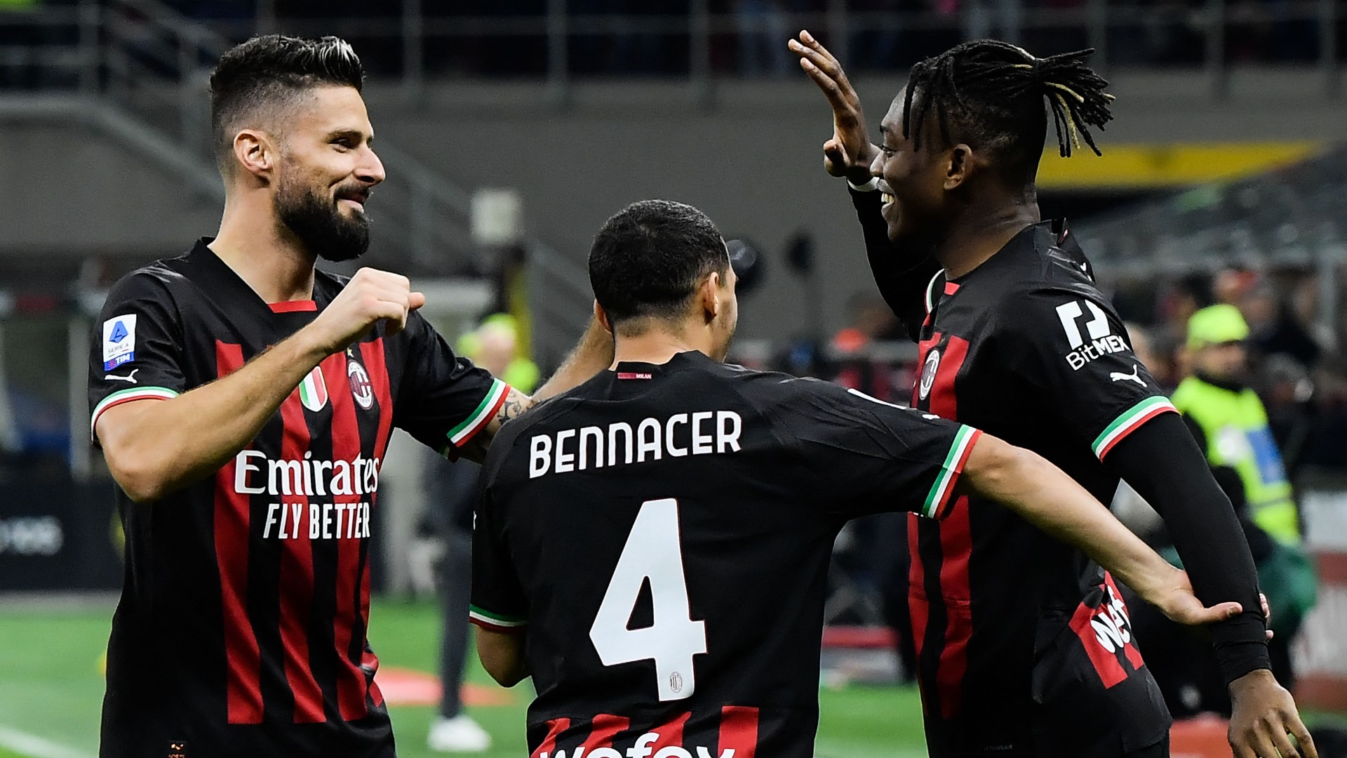 Giroud Bennacer e Leao esultano con il Milan dopo un gol