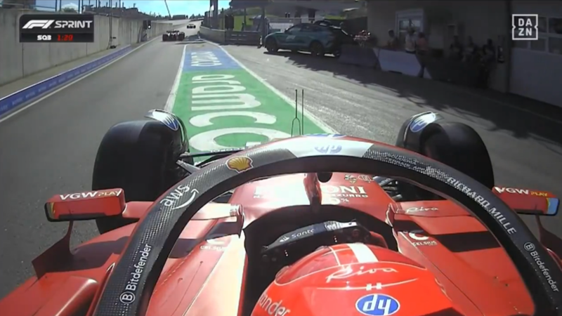 Charles Leclerc y su enfado por radio con Ferrari después de que su coche se quedara parado en boxes: "¿Qué diablos ha pasado?"