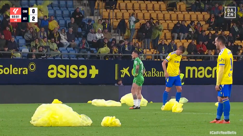 ¡El árbitro tuvo que terminar el partido antes de tiempo! Así fue la llamativa protesta de la afición del Cádiz CF tras sufrir una nueva derrota en LALIGA EA SPORTS