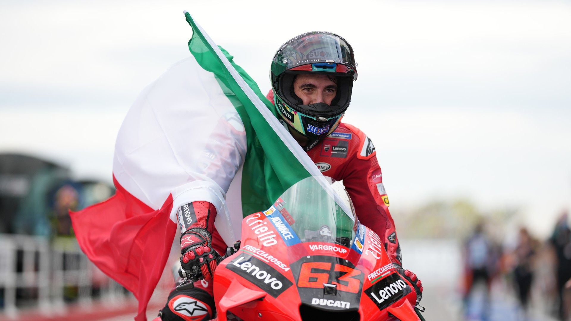 Pecco Bagnaia festeggia la vittoria in Ducati in MotoGp