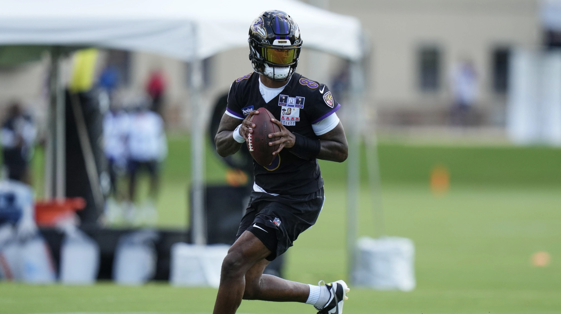 Lamar Jackson blessé au dos : le quarterback des Ravens jouera-t-il contre les Titans ?