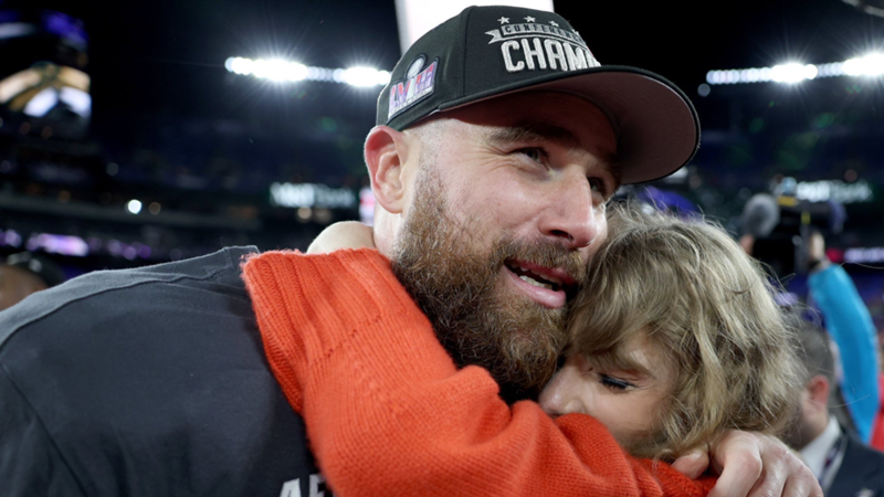 Taylor Swift y Travis Kelce celebran por todo lo alto el pase de los Kansas City Chiefs a la Super Bowl LVIII: un abrazo que da la vuelta al mundo