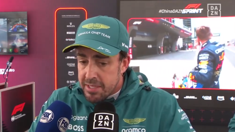 Fernando Alonso explica su incidente con Carlos Sainz en el Sprint del GP de China: "En la curva 8 yo me abrí para dejarle espacio, en la 9 no se abrió y nos tocamos"