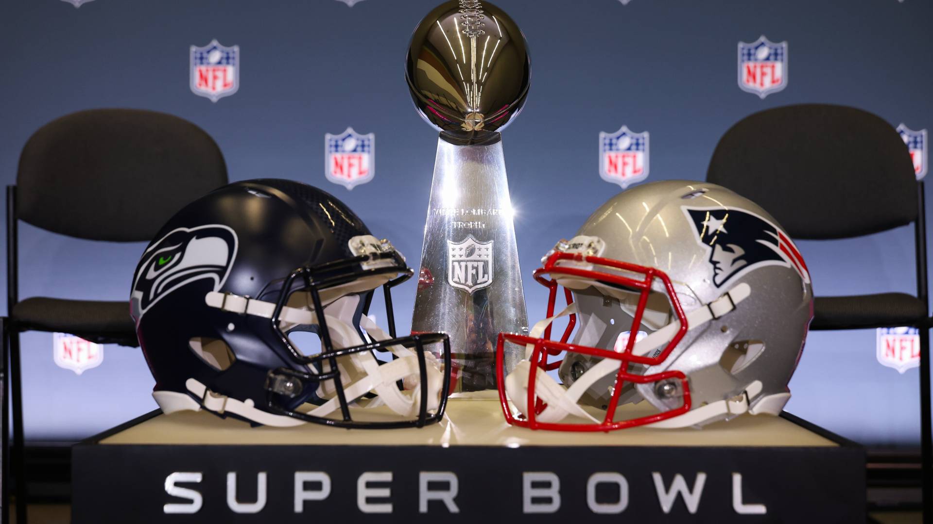 Super Bowl LX 헬멧과 트로피 이미지
