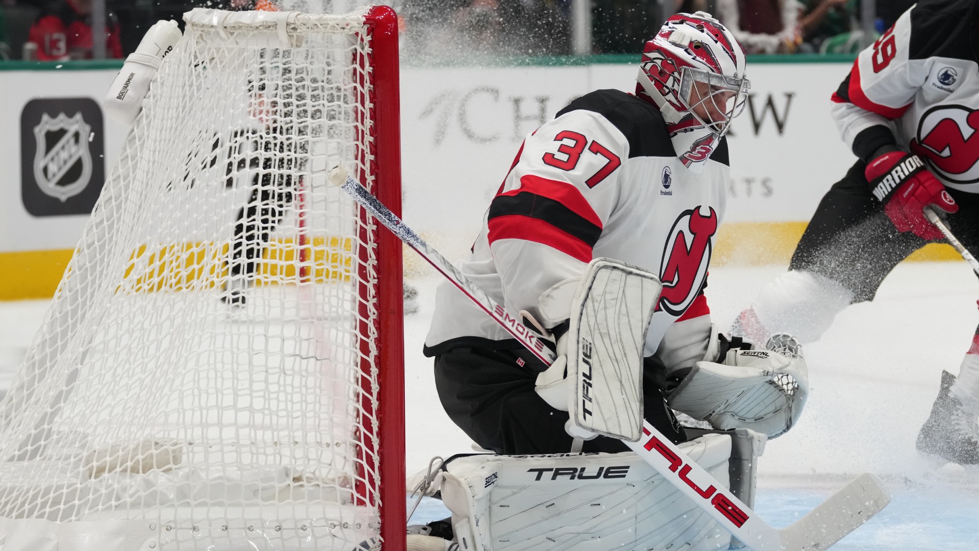 Connor Hellebuyck era begins with Devils' dominant win over Stars