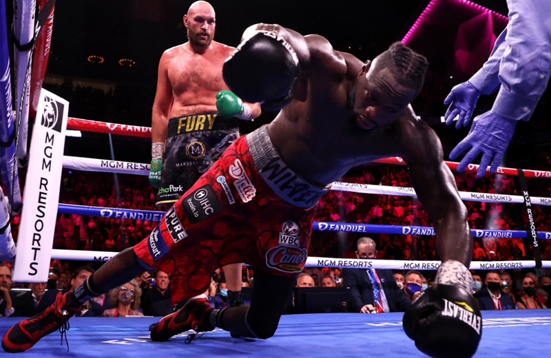 Tyson Fury se sobrepuso a dos caídas y noqueó a Deontay Wilder en un combate de alto nivel