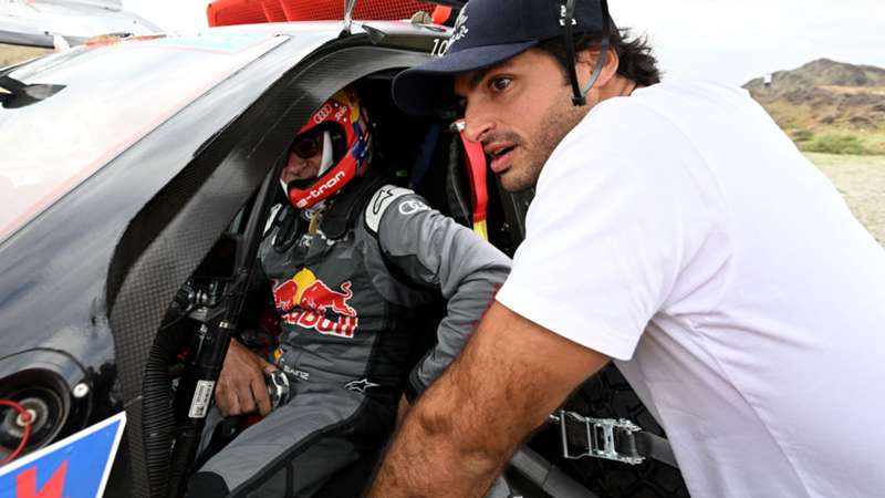 Carlos Sainz se contagia del espíritu ganador de su padre después de proclamarse campeón del Dakar 2024: “Tenemos que seguir así en la familia”