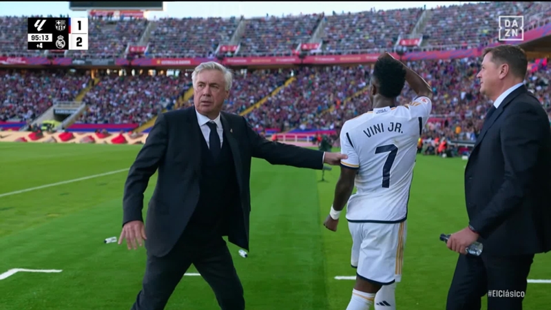 Carlo Ancelotti, en modo padre con Vinicius Jr: ¡se lo llevó de la mano tras ser sustituido en El Clásico para evitar polémicas!