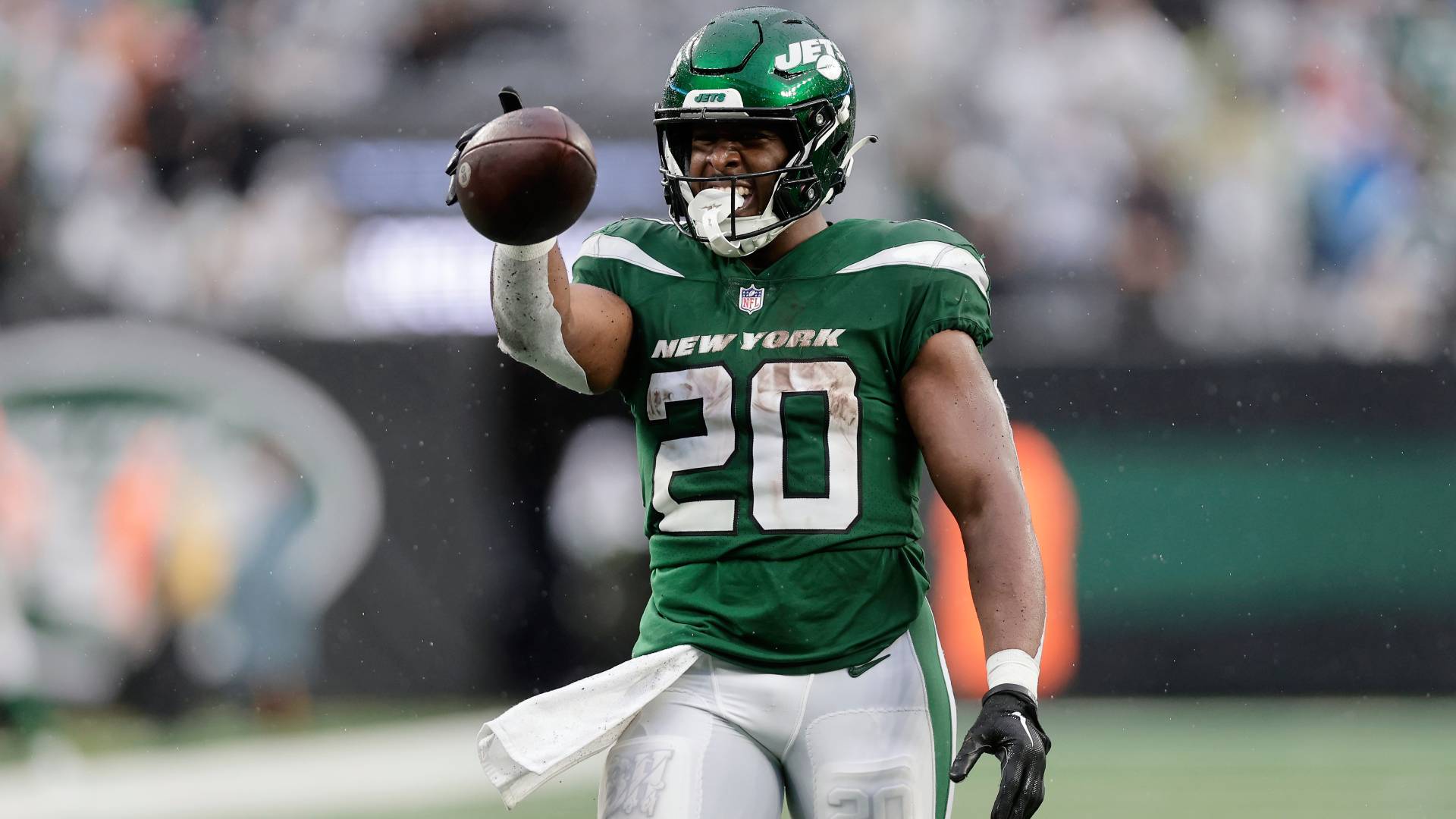 Breece Hall se coloca acima de estrelas da NFL ao eleger os cinco