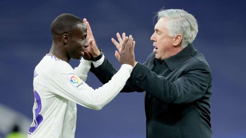 Carlo Ancelotti despeja las dudas en el lateral izquierdo del Real Madrid y rompe una lanza en favor de Ferland Mendy: "Defensivamente es el mejor del mundo en su posición"