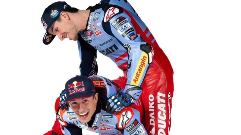 Álex Márquez y el vacile a su hermano Marc por la elección del lado del box en el Gresini Racing: "¡Tendrá que conformarse con lo que yo le diga!"