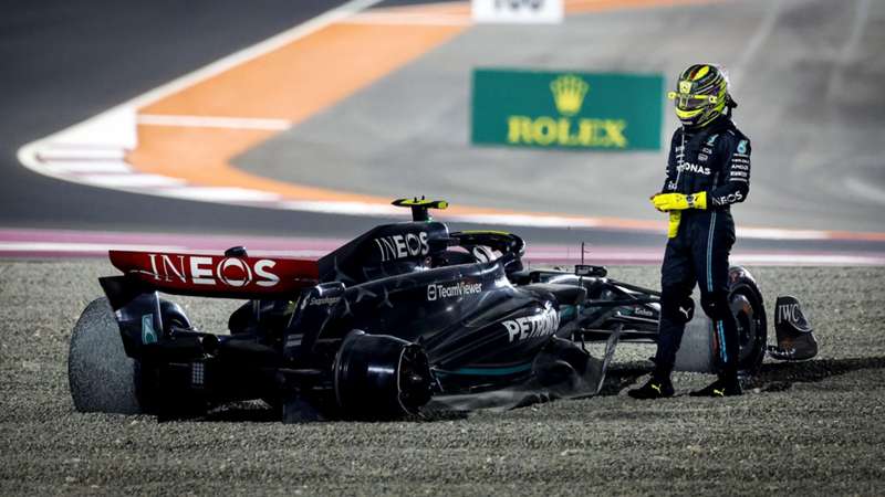 ¡Drama en Mercedes! Lewis Hamilton y George Russell terminaron en la grava: así fue su accidente en el GP de Qatar 2023