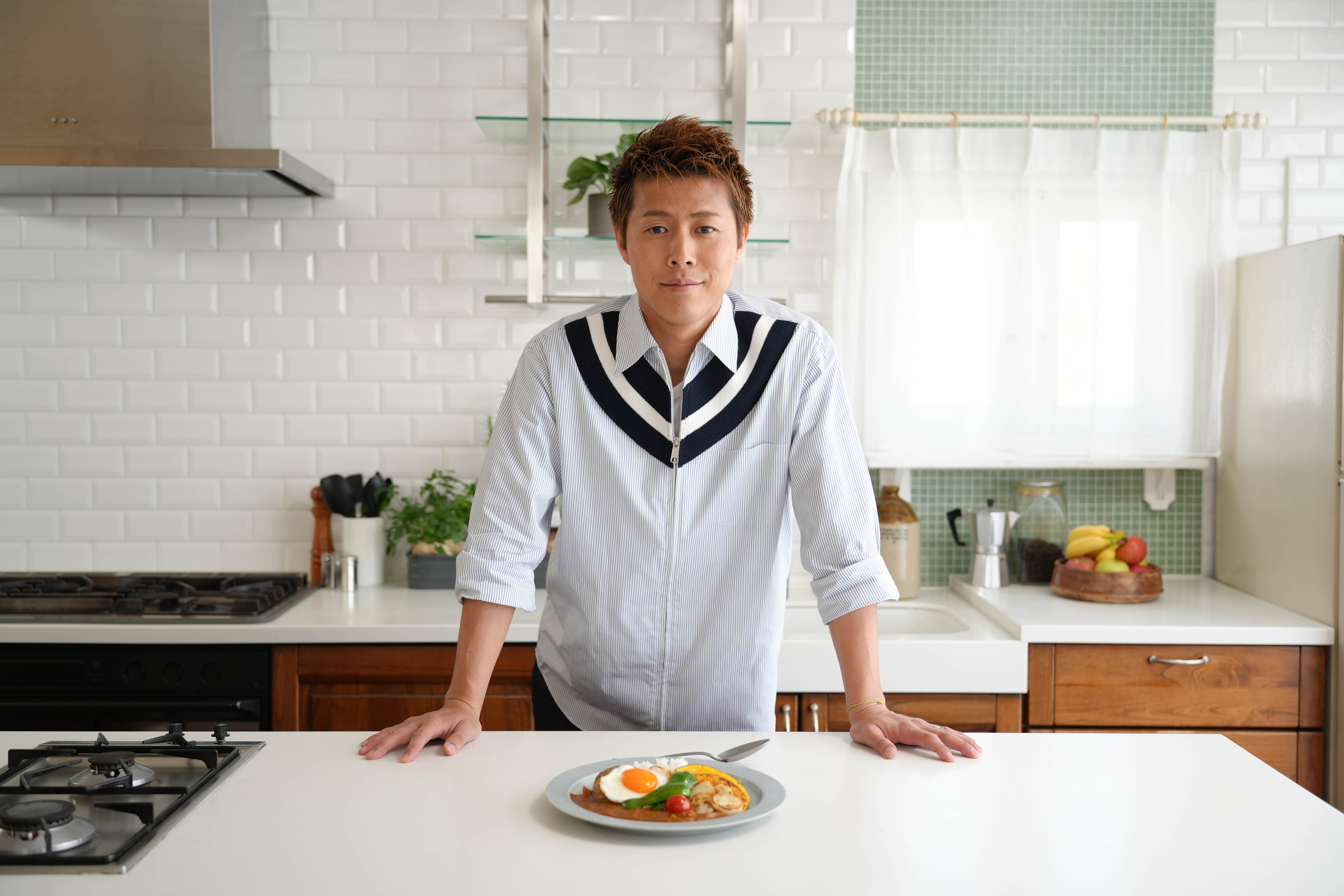 西芳照シェフとOisixが生んだメニューキットを柿谷曜一朗氏が試食