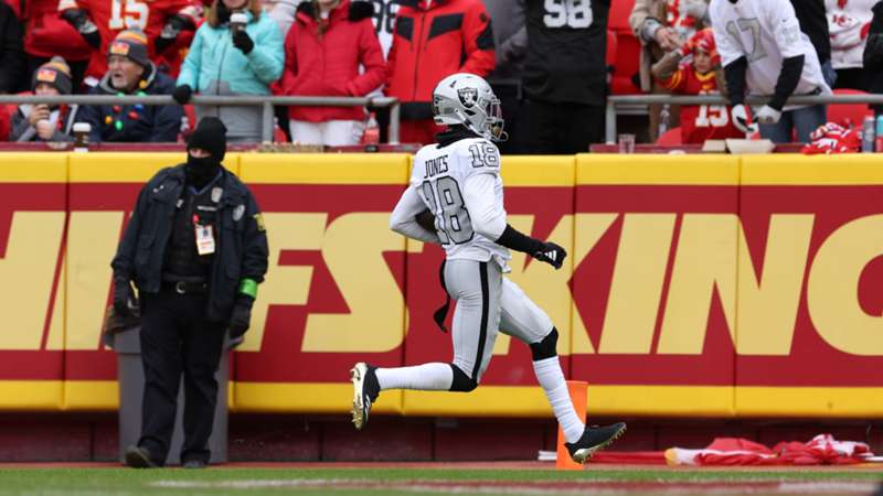 ¡El Grinch juega en Las Vegas Raiders! Jack Jones hizo como que le iba a regalar el balón a un niño de los Kansas City Chiefs por Navidad...¡y se lo arrebató de las manos!