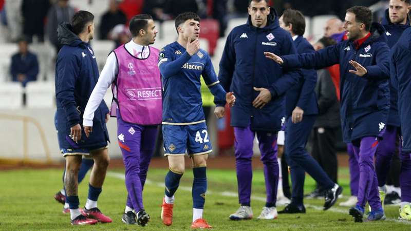 Europa League, Fiorentina: un tifoso del Sivasspor invade il campo e colpisce Bianco con un pugno