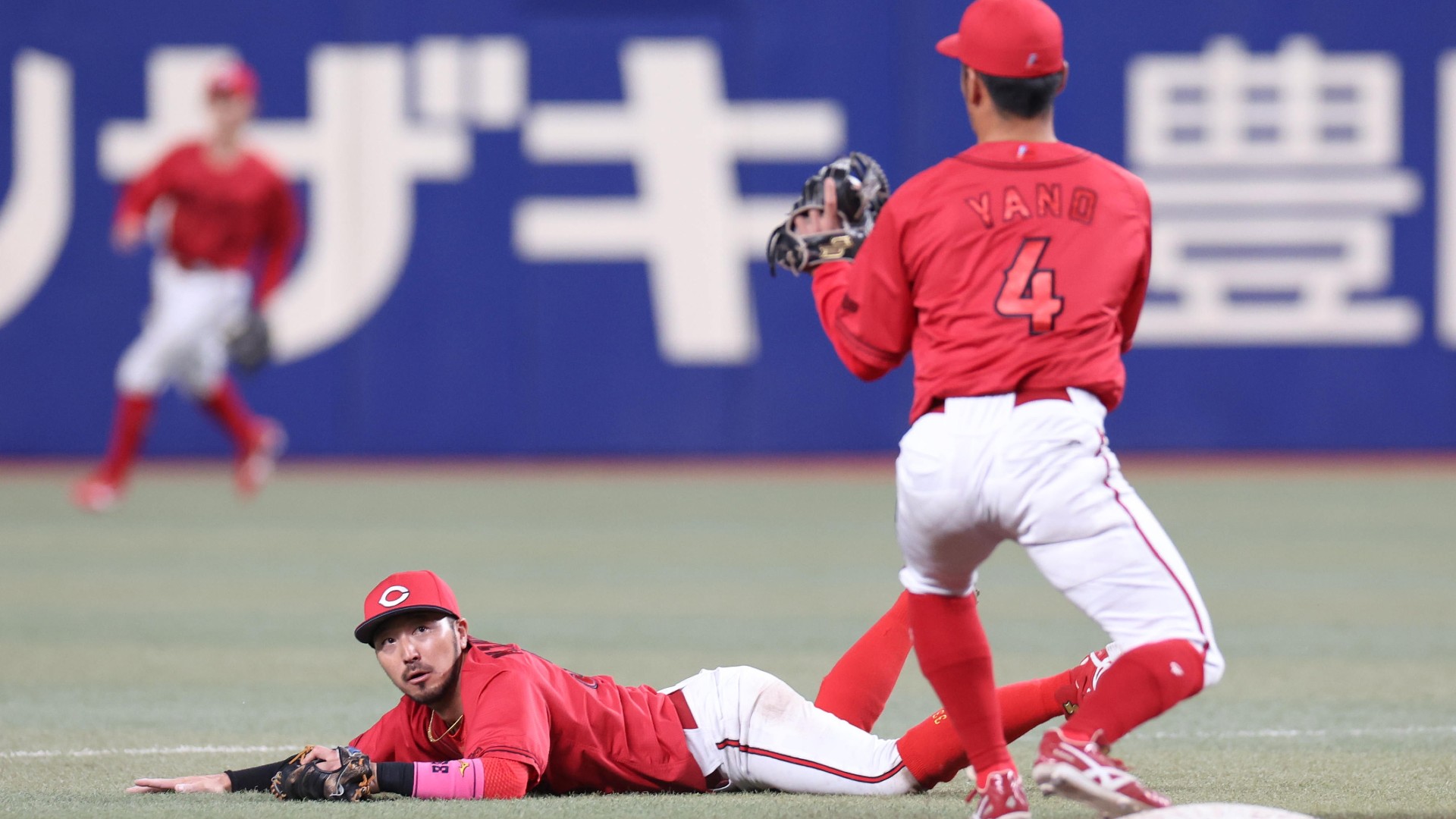 残念そこは…菊池涼介が見せたダイビングキャッチからのグラブトスが