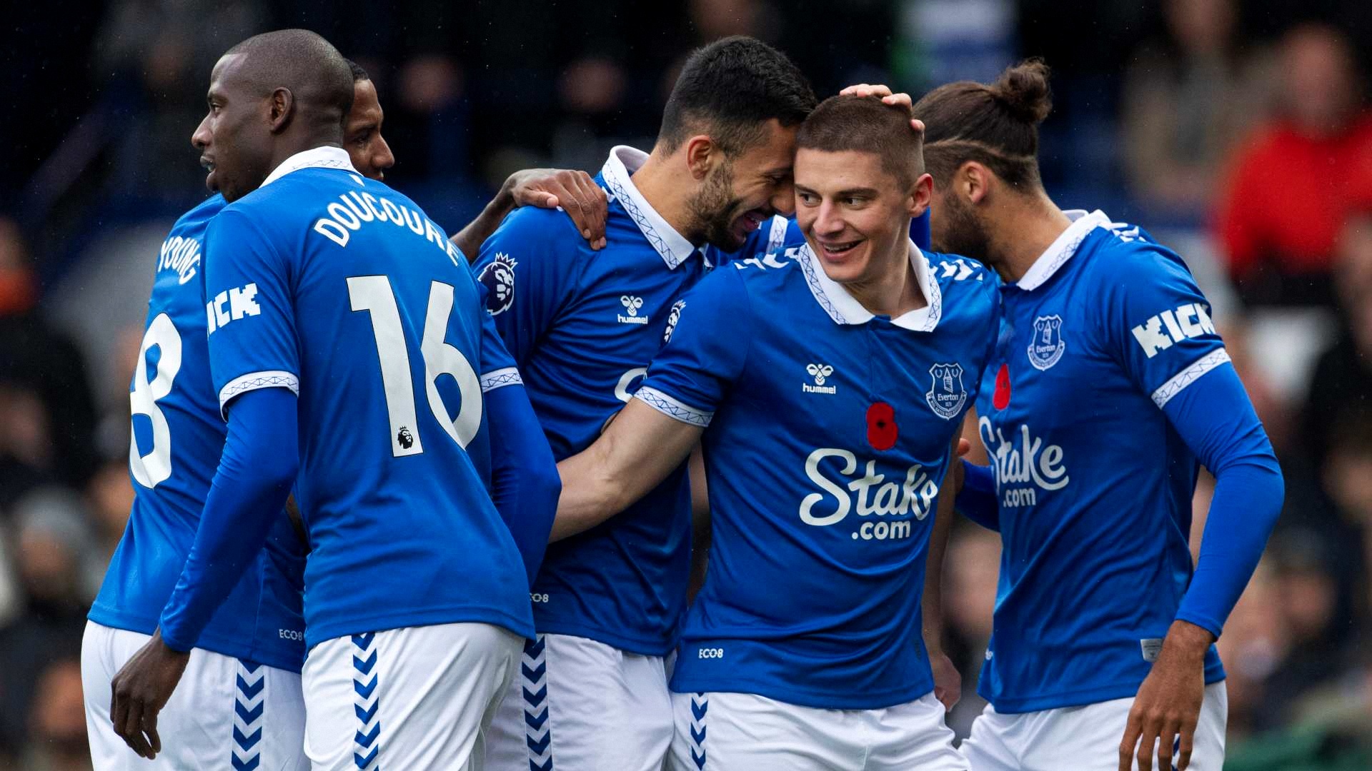 Video) Henderson nutmegs Digne as Liverpool beat Everton