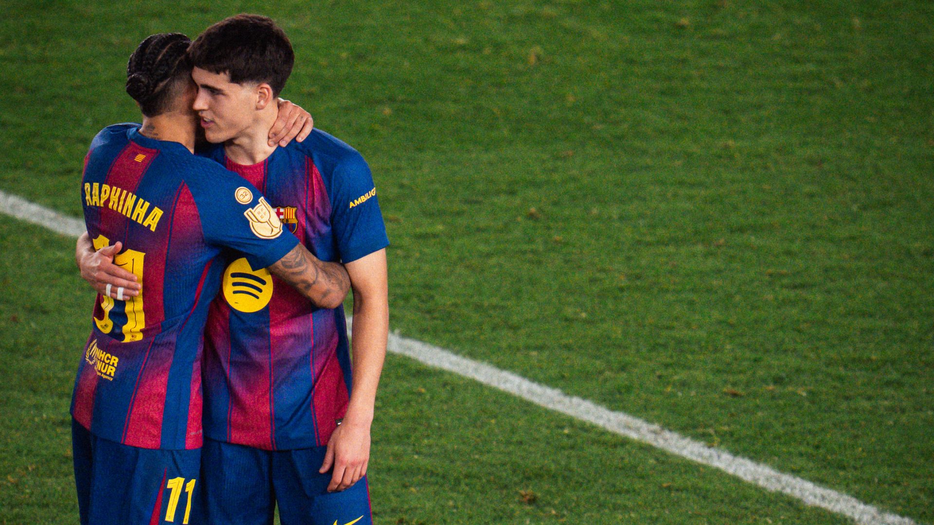 Cubarsi and Raphinha embrace.