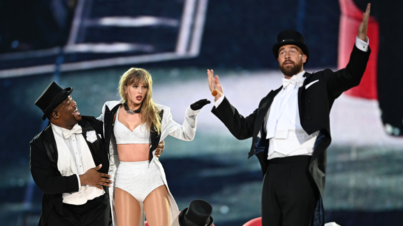 Travis Kelce y su aparición más viral como bailarín de Taylor Swift en el Eras Tour: se subió al escenario en Wembley para interpretar con ella 'I can do it with a broken heart'