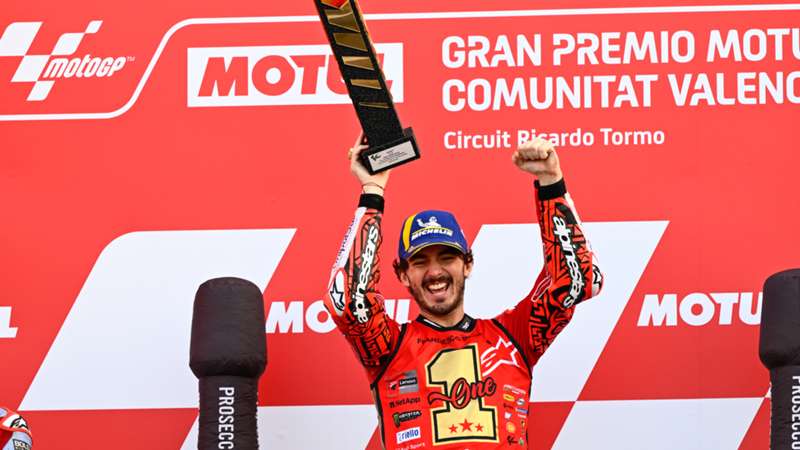 Pecco Bagnaia, exultante tras revalidar el título de campeón del mundo de MotoGP: "Ha sido un año muy difícil, pero ganar es fantástico"