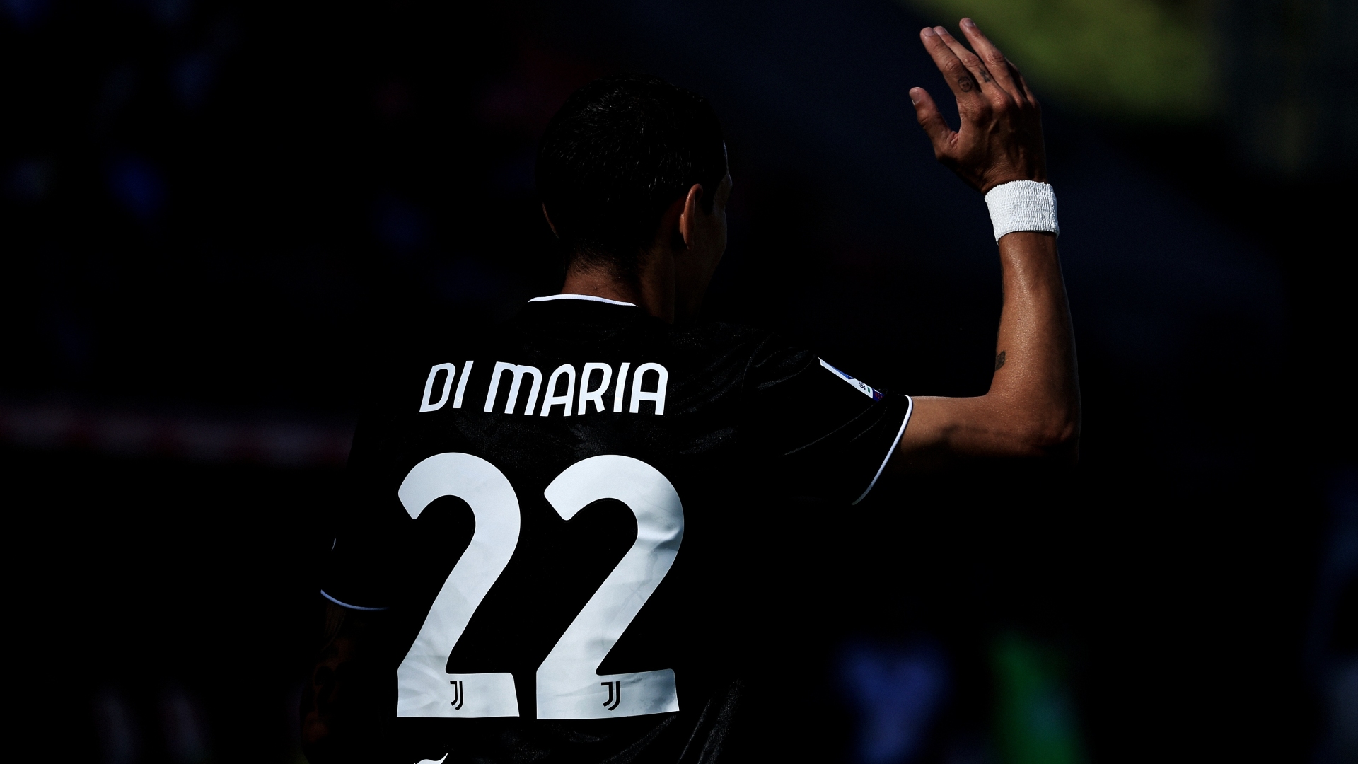 ディ マリアが王者らしからぬ肘打ち一発退場 モンツァに歴史的初勝利を献上のユヴェントスにobのフェラーラ氏ら伊解説陣が見解 セリエa Dazn News 日本