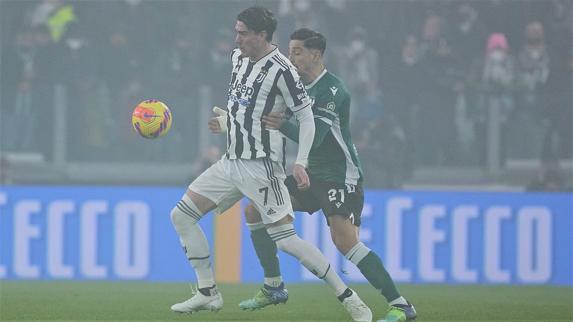Vlahovic in azione con la maglia della Juventus contro il Verona in Serie a