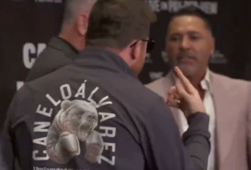 ¡Los tuvieron que separar!: Canelo Álvarez, Óscar de la Hoya y el tremendo momento de tensión en la rueda de prensa del combate ante Munguía