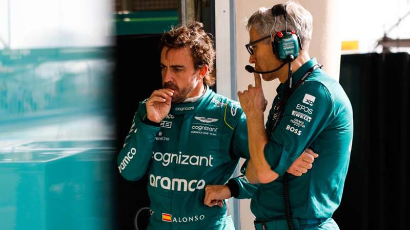 Mike Krack revela el grado de implicación de Fernando Alonso en Aston Martin: "Es el primero en llegar por la mañana y el último en irse"