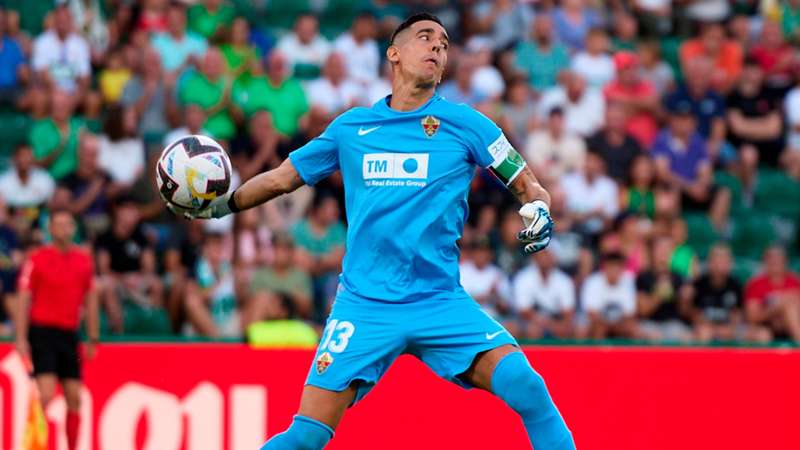 Edgar Badía, el portero con más paradas de LaLiga 2022/23, en DAZN: "A mí  lo que me importa es ganar partidos y que el Elche se salve" | DAZN News ES